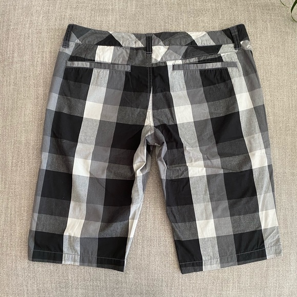 Etnies Bermuda Style Shorts - Picture 2 of 2